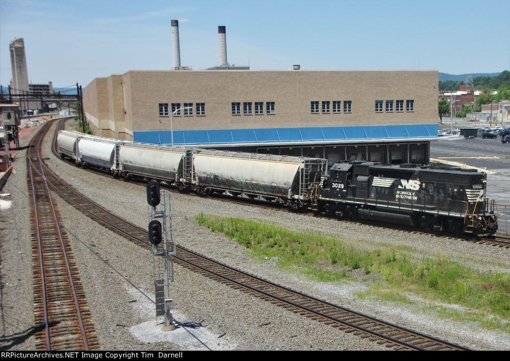 NS 3029 on a local heading east